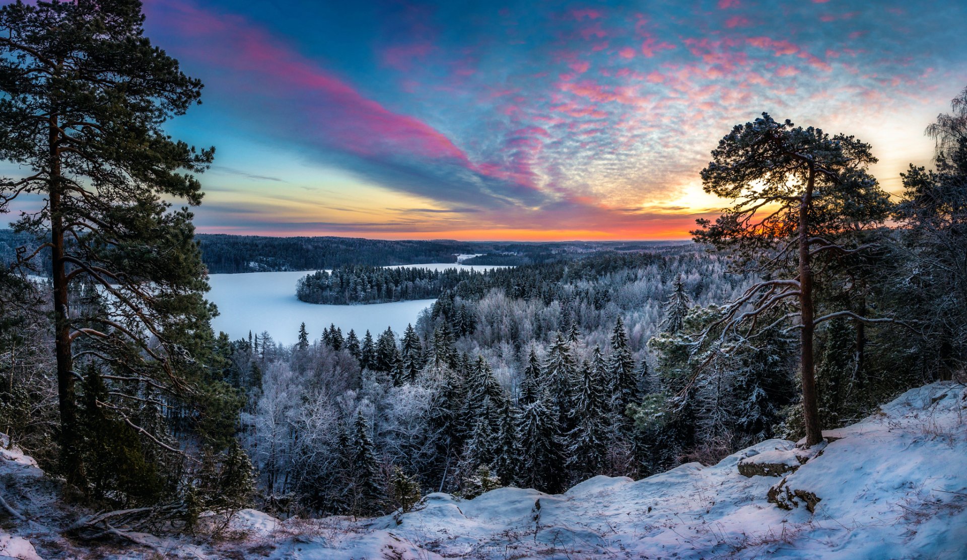 Winter Sunset Over Finland's Frosted Forest and Lake Horizon – HD Nature Wallpaper by Lauri Lohi