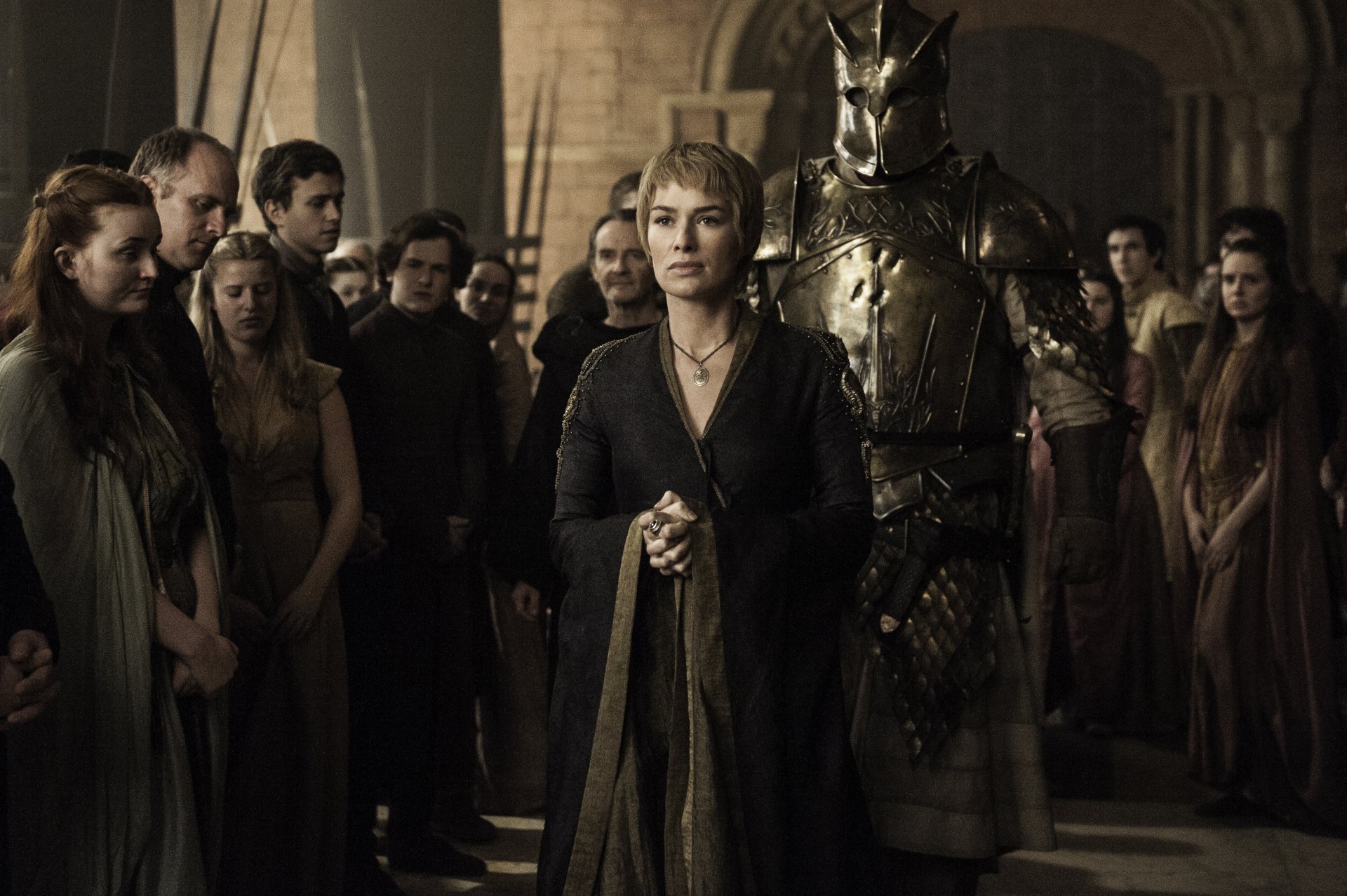 Cersei Lannister from Game of Thrones, poised and regal in a dim throne room flanked by guards and onlookers — 4K Ultra HD PC desktop wallpaper.