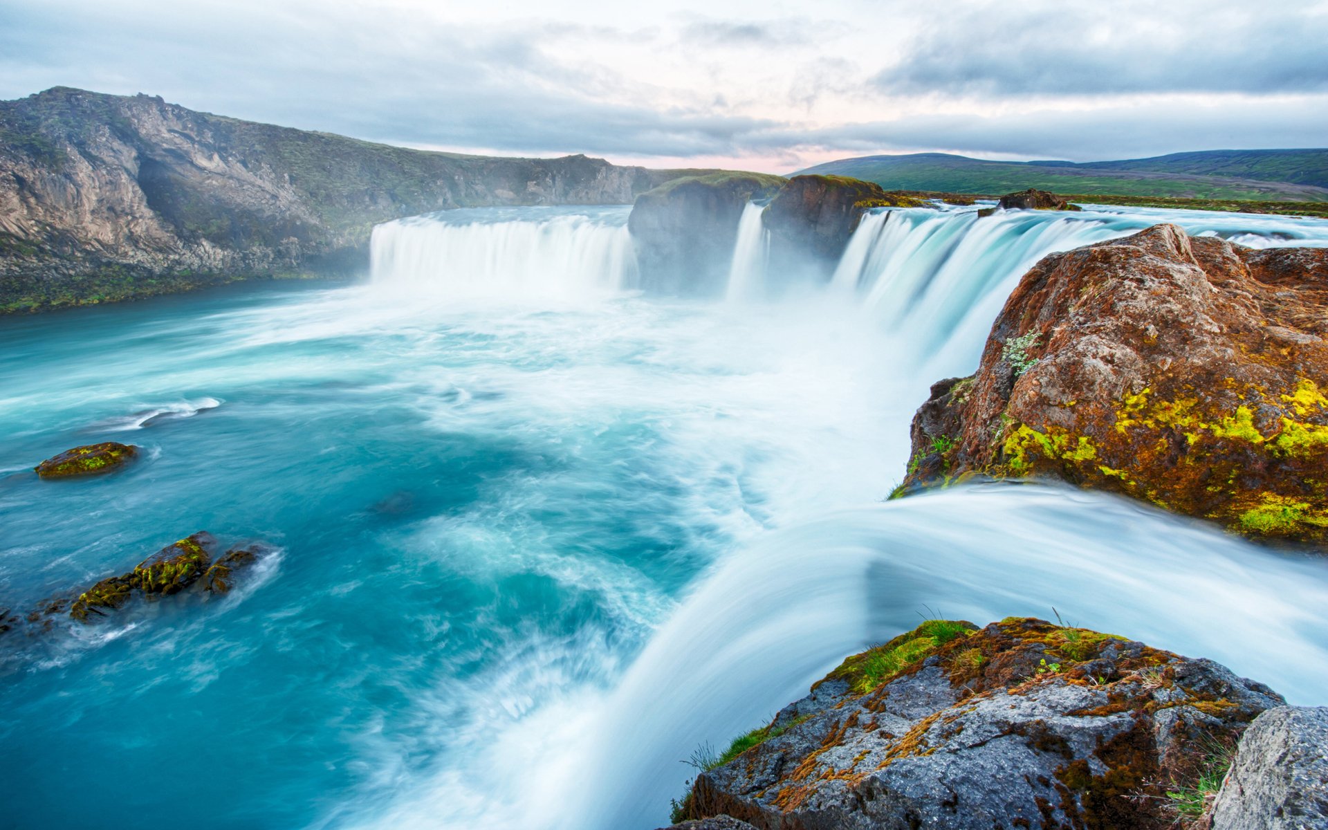 Водопад среди многоугольников Исландия