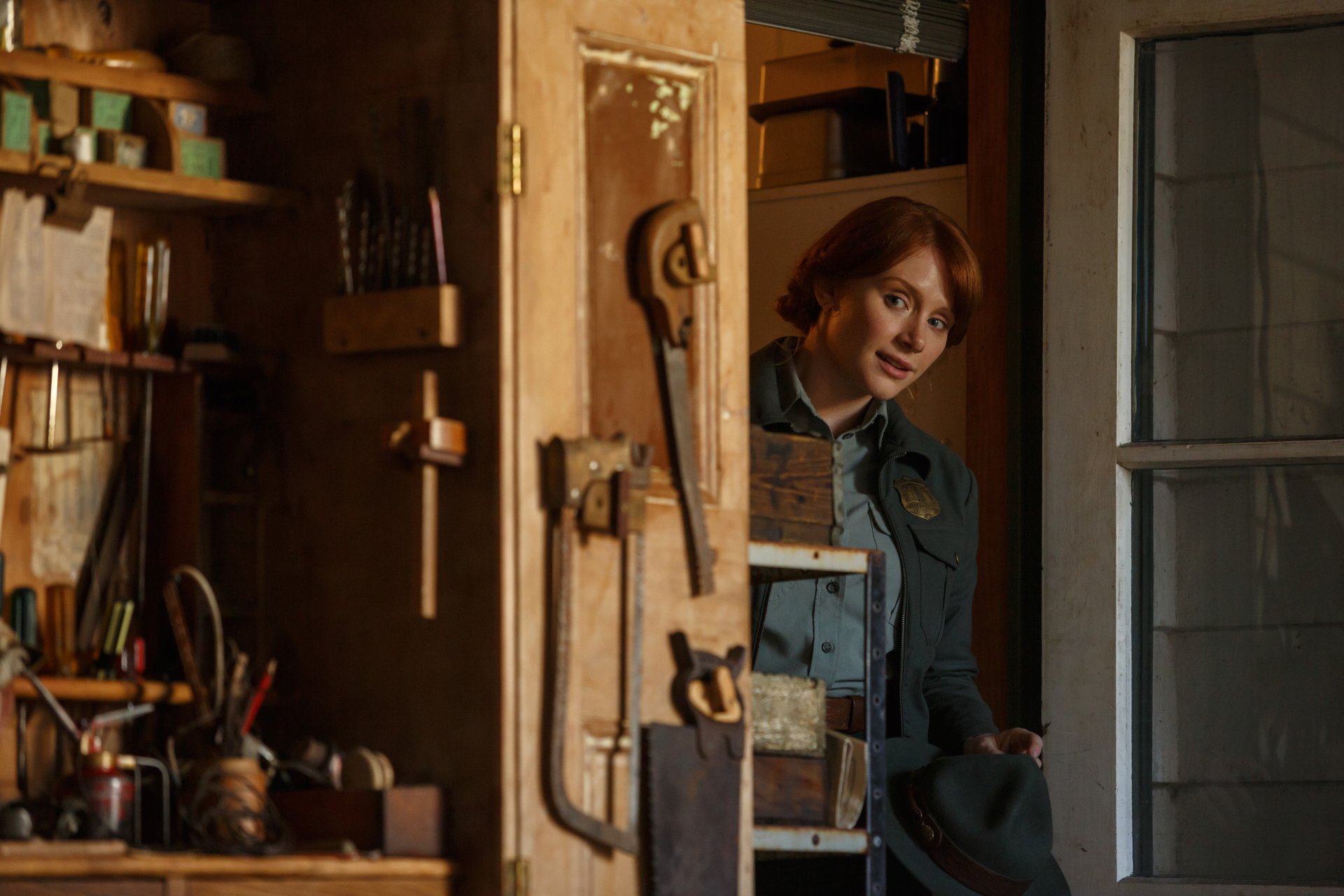 Bryce Dallas Howard as Grace in Pete's Dragon (2016), captured in a detailed 4K Ultra HD PC desktop wallpaper scene inside a workshop.