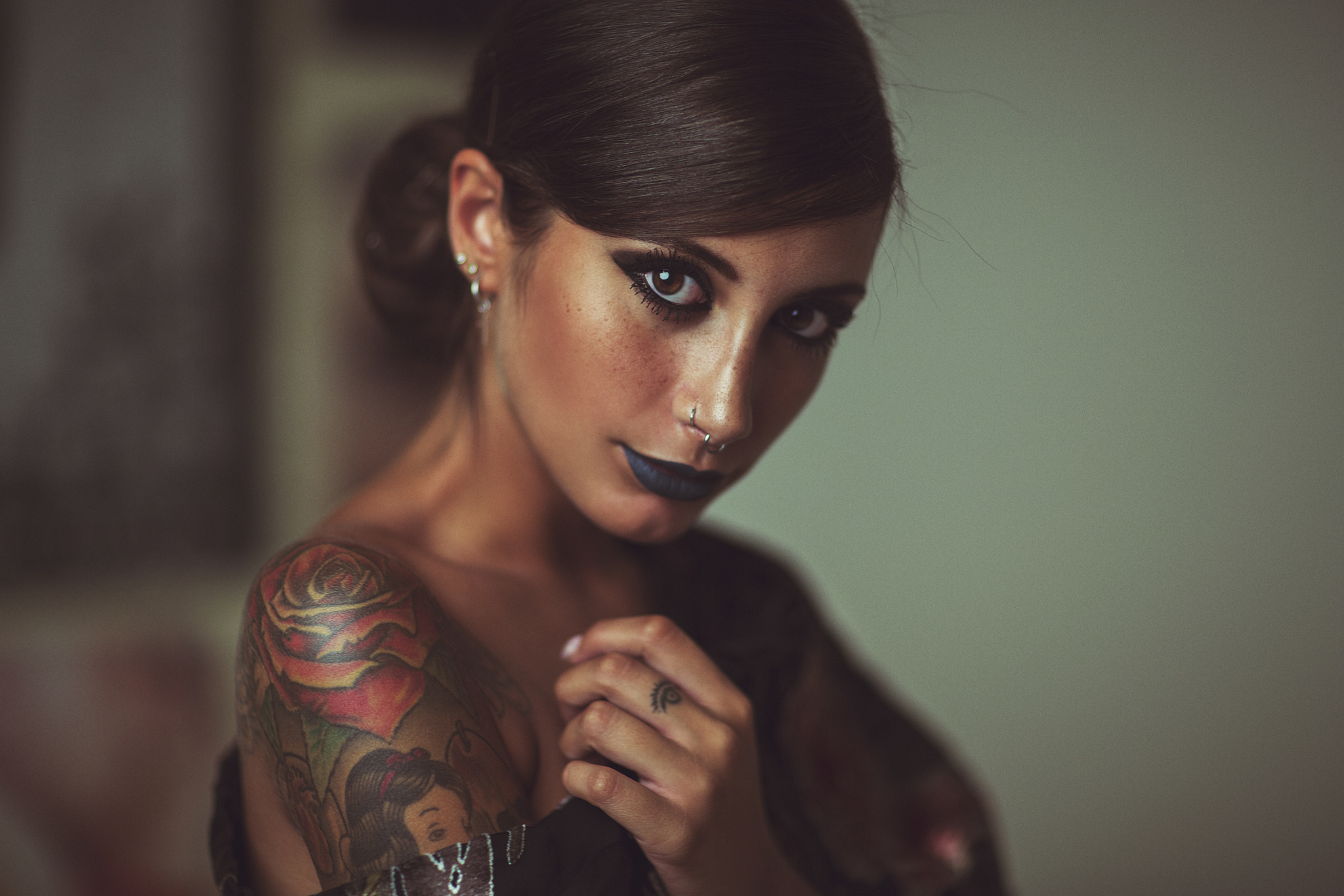 Download Brown Eyes Lipstick Brunette Model Woman Tattoo Hd Wallpaper