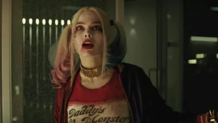 HD desktop wallpaper featuring Margot Robbie as Harley Quinn in the movie Suicide Squad, with her iconic pigtails, smeared makeup, and Daddy's Lil' Monster shirt.