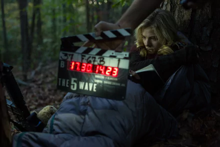 Chloë Grace Moretz on the set of the movie The 5th Wave, captured in a 4K Ultra HD PC desktop wallpaper and background.