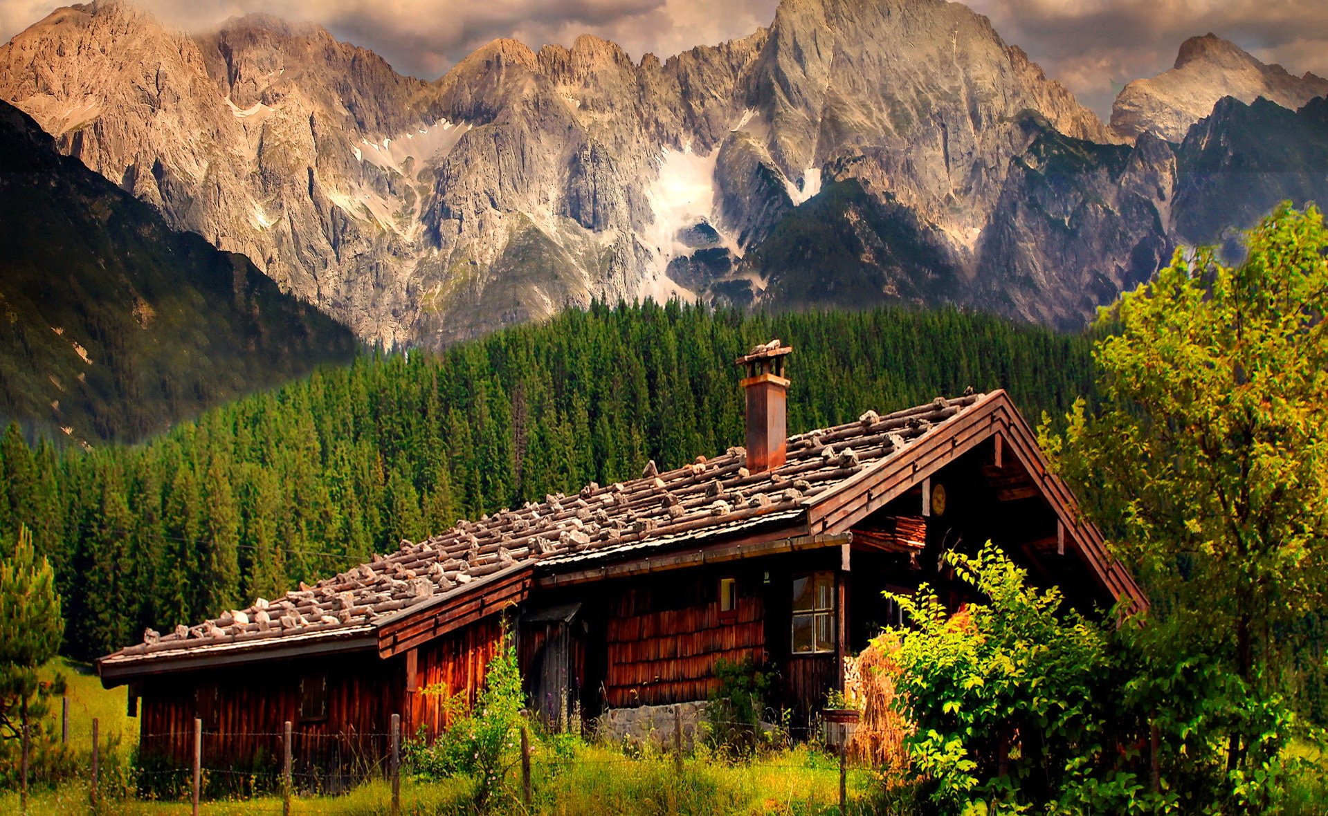 Mountain house. Одинокий дом в горах Швейцарии. Горные Хижины в Швейцарии. Валадилена швейцарские Альпы. Альпы в Швейцарии Старая Хижина.