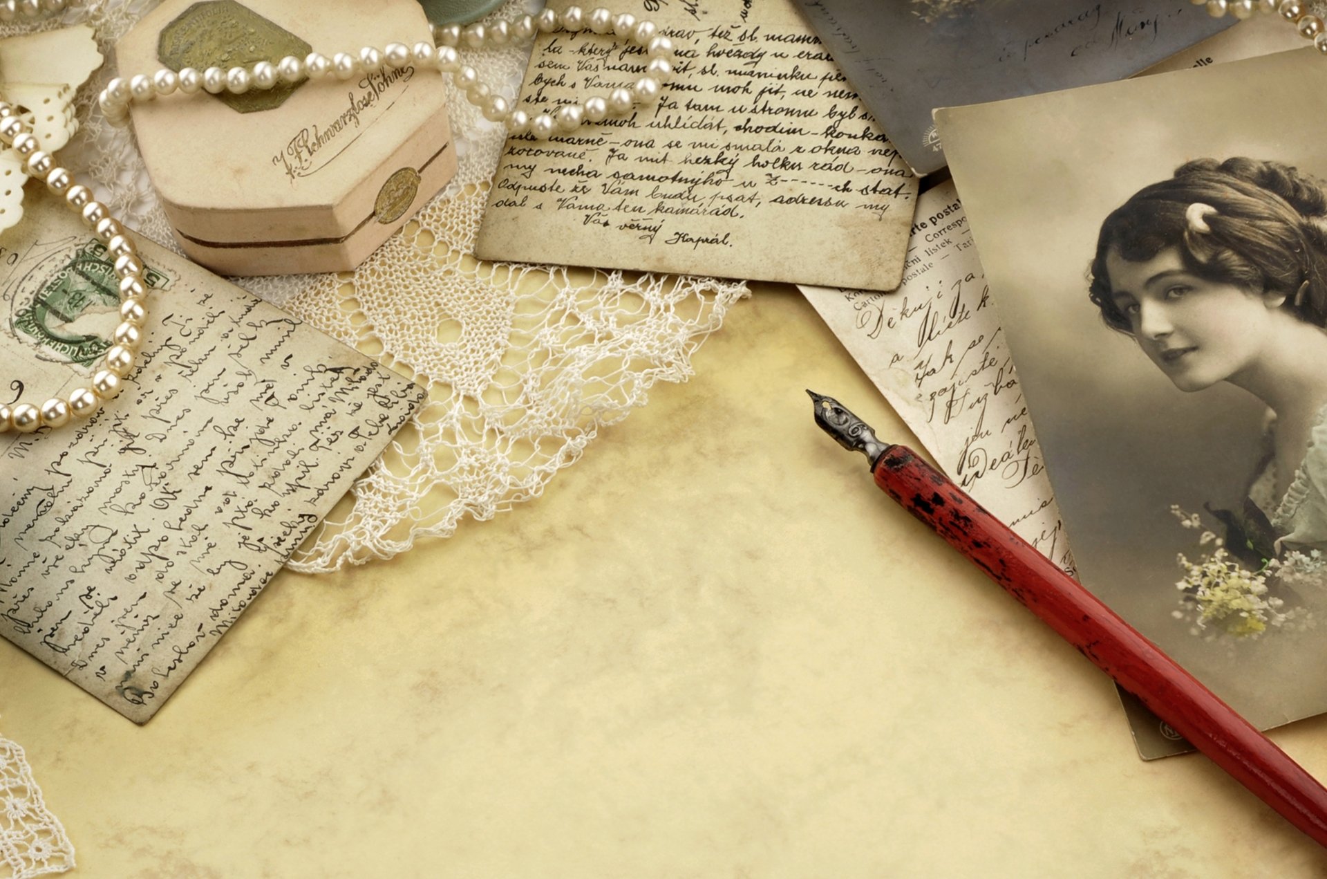 Vintage 4K Ultra HD desktop wallpaper featuring retro letters, a pearl necklace, an old photograph, and a classic fountain pen arranged artistically on aged paper.
