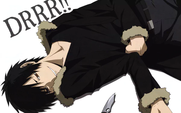 Durarara!! anime 2K Quad HD PC desktop wallpaper: Izaya Orihara reclining on a white background in a black fur-trim jacket, knife by his side, DRRR!! logo.