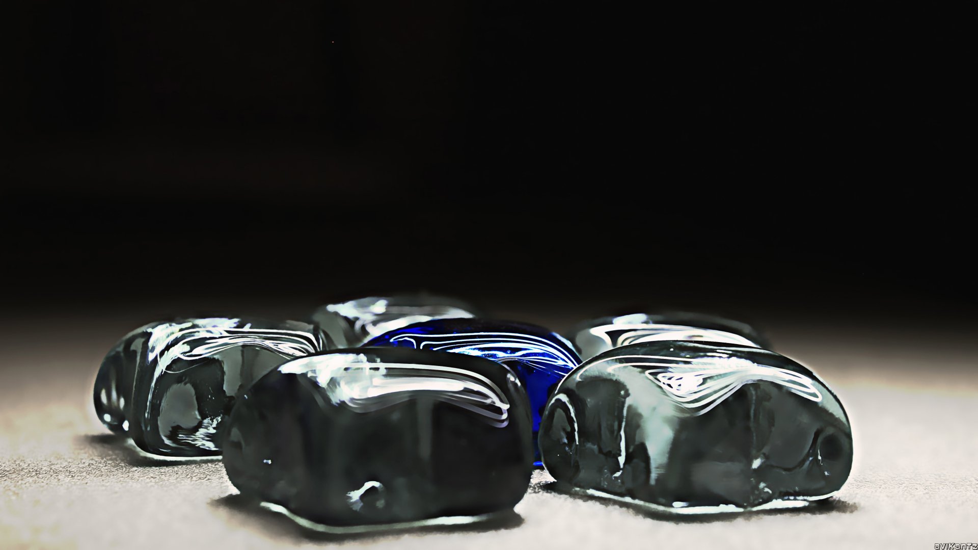 Artistic blue crystal pentagon arrangement on a dark surface, high-detail 5K Ultra HD PC desktop wallpaper background with reflective stones and dramatic lighting.