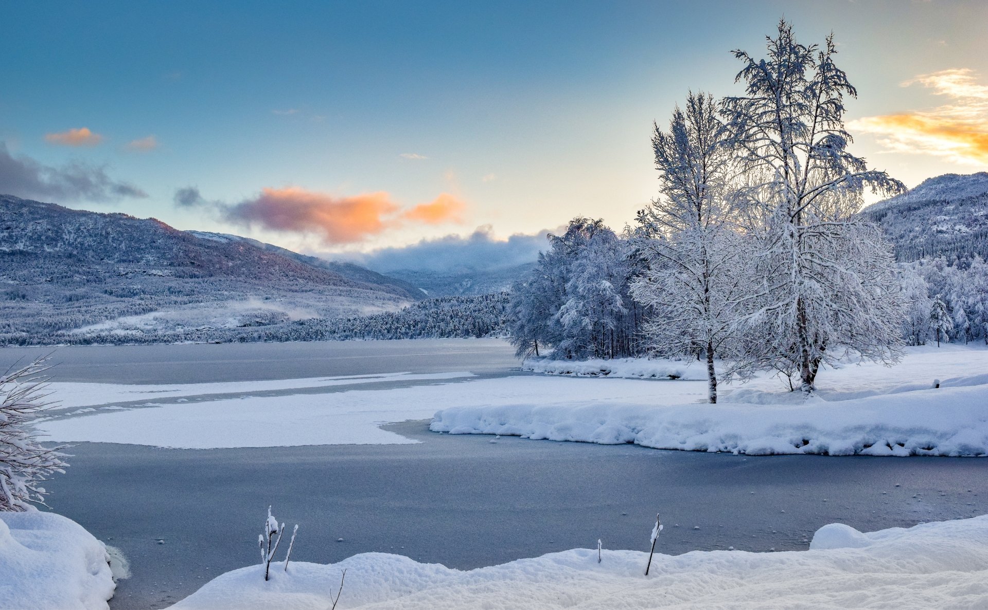 2K Quad HD: Winter Lake — Snowbound Landscape Wallpaper