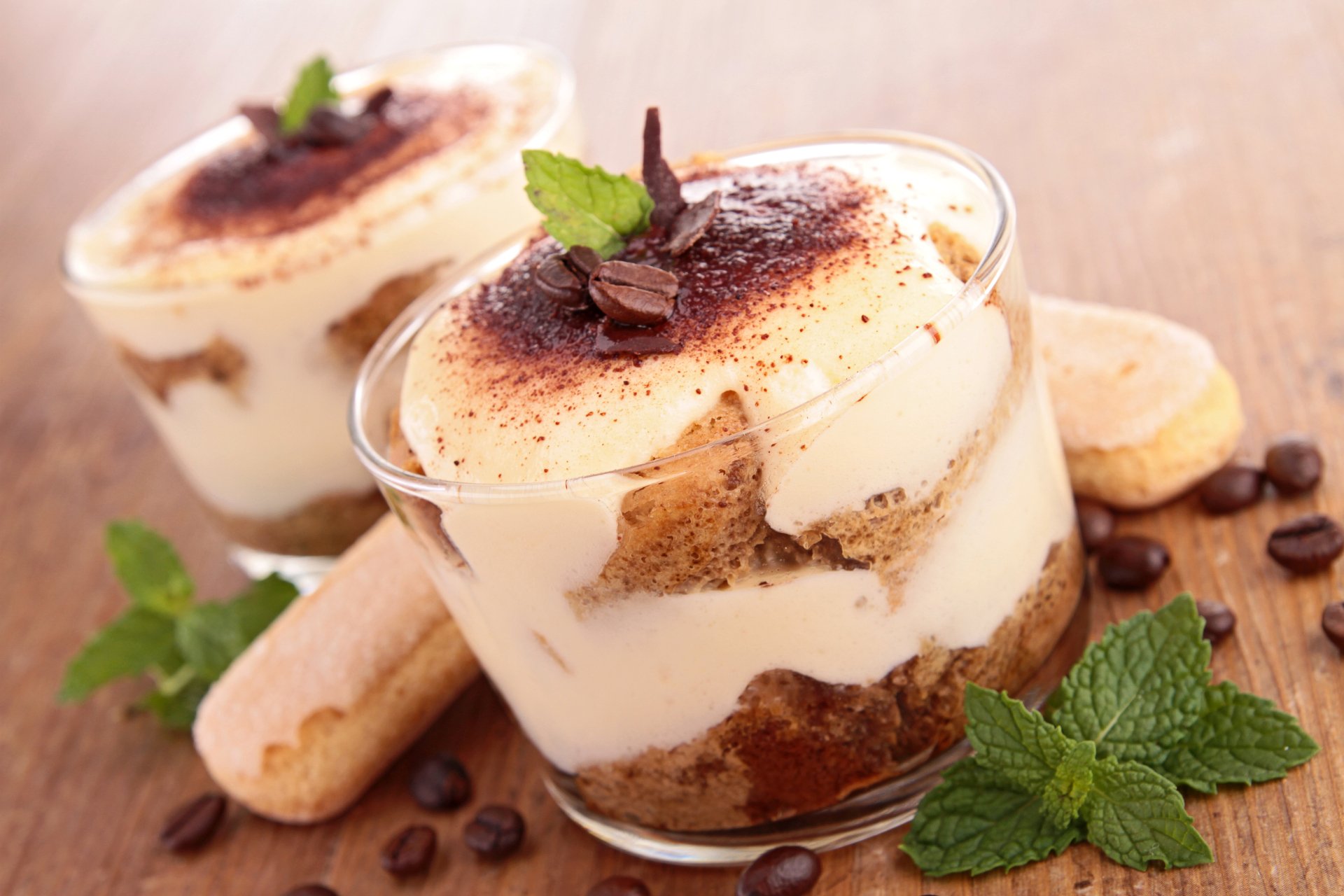5K Ultra HD PC desktop wallpaper of layered coffee dessert in glass cups—creamy tiramisu with cocoa dusting, ladyfingers, scattered coffee beans and mint garnish.