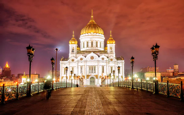 Illuminated domes of the Cathedral of Christ the Saviour in Moscow, Russia at night, ornate architecture seen from a bridge — 2K Quad HD PC desktop wallpaper/background.