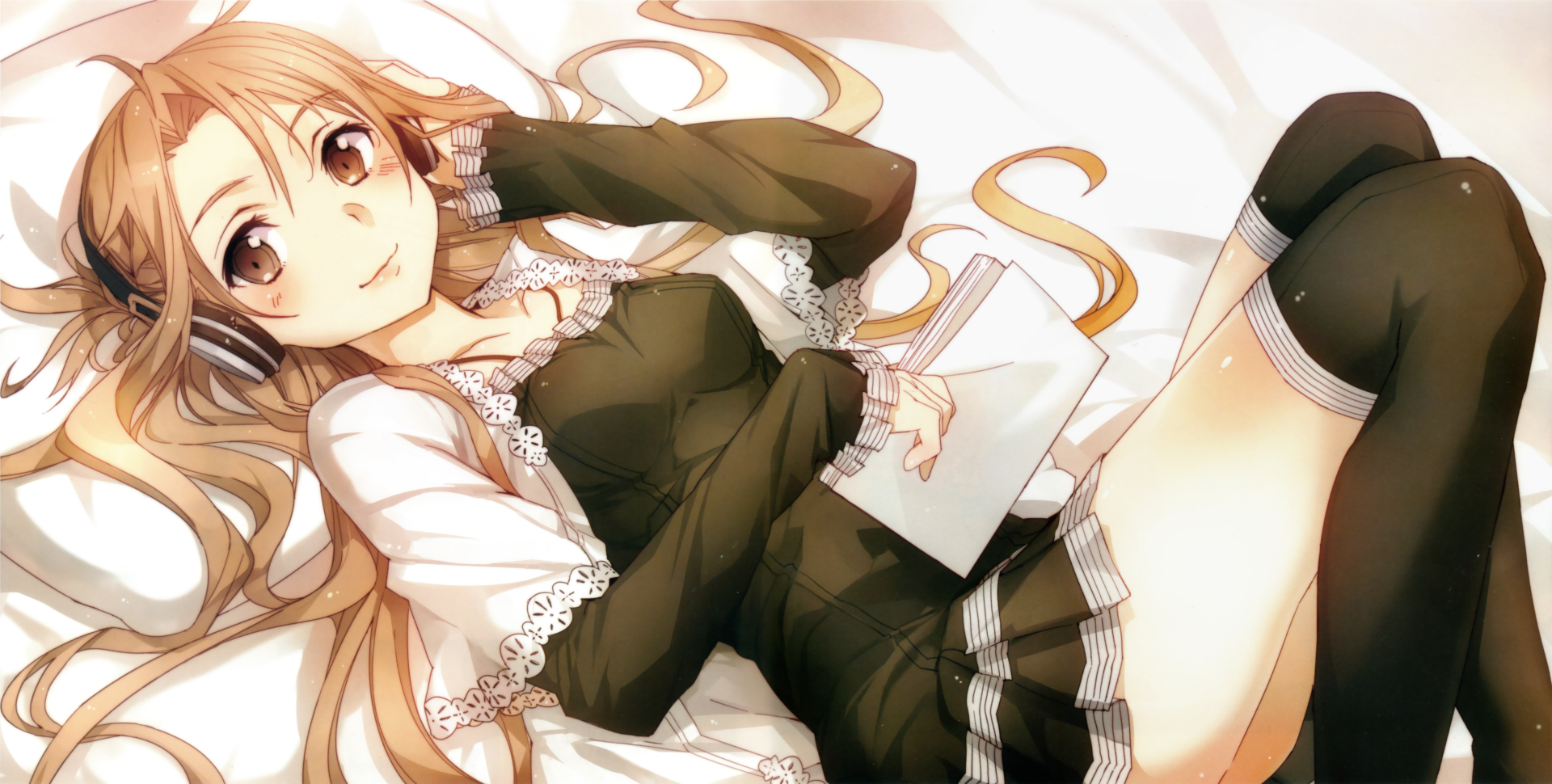 4K Ultra HD anime wallpaper featuring a Sword Art Online character lying down with headphones, holding a tablet, and dressed in a black and white outfit.