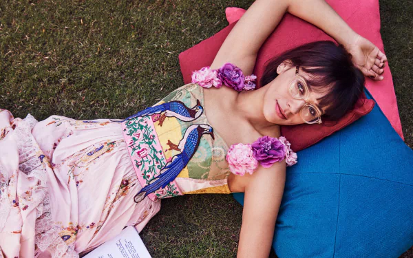 dress lying down glasses short hair brunette American actress Celebrity Rashida Jones HD Desktop Wallpaper | Background Image