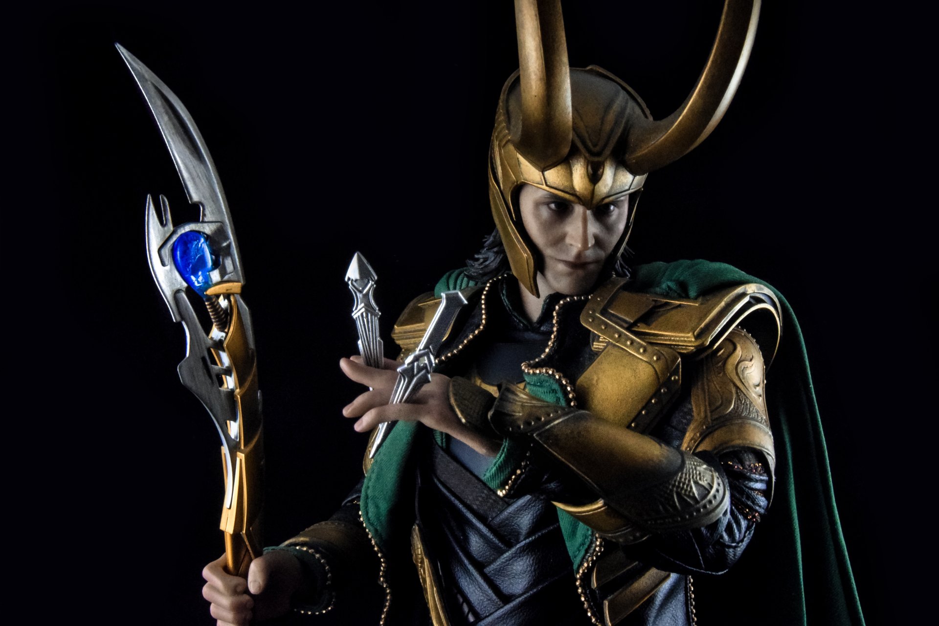 4K Ultra HD desktop wallpaper featuring a detailed man-made Loki figurine from Marvel Comics, holding a staff with a blue gem against a dark background.