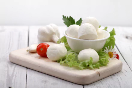 2K Quad HD PC desktop wallpaper of fresh mozzarella balls with cherry tomato and lettuce on a wooden board, garnished with herbs and a daisy — food, cheese.