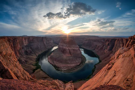 Sunrise over Horseshoe Bend canyon with a winding river below, captured in stunning 4K Ultra HD for a vivid nature landscape desktop wallpaper.
