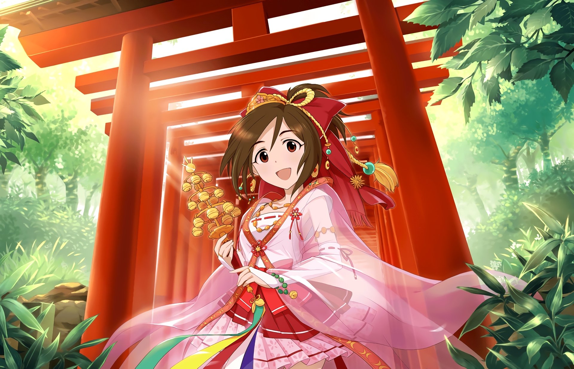 HD PC desktop wallpaper of Karin Domyoji from THE iDOLM@STER: Cinderella Girls Starlight Stage — anime idol in pink shrine kimono smiling beneath torii gates in a sunlit forest.