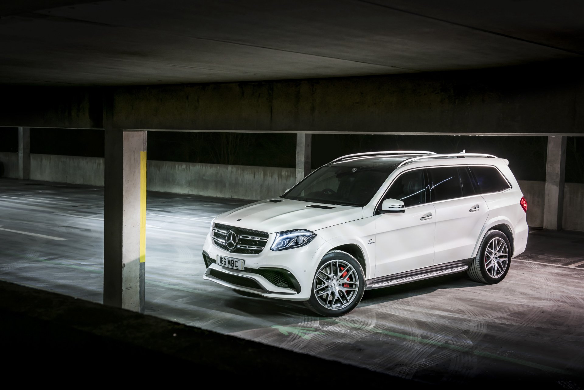 White Mercedes-Benz GL-Class SUV parked in a dim concrete garage, rendered as a crisp 4K Ultra HD PC desktop wallpaper and background.