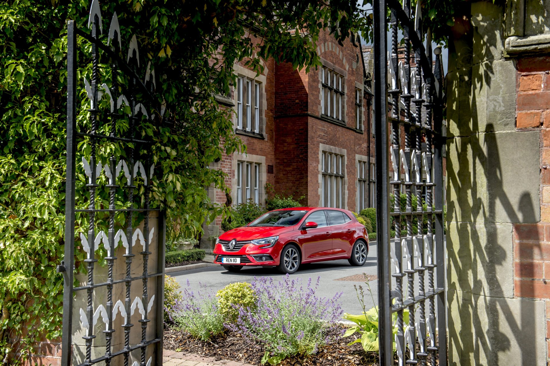 Download Car Renault Vehicle Renault Megane 4k Ultra HD Wallpaper