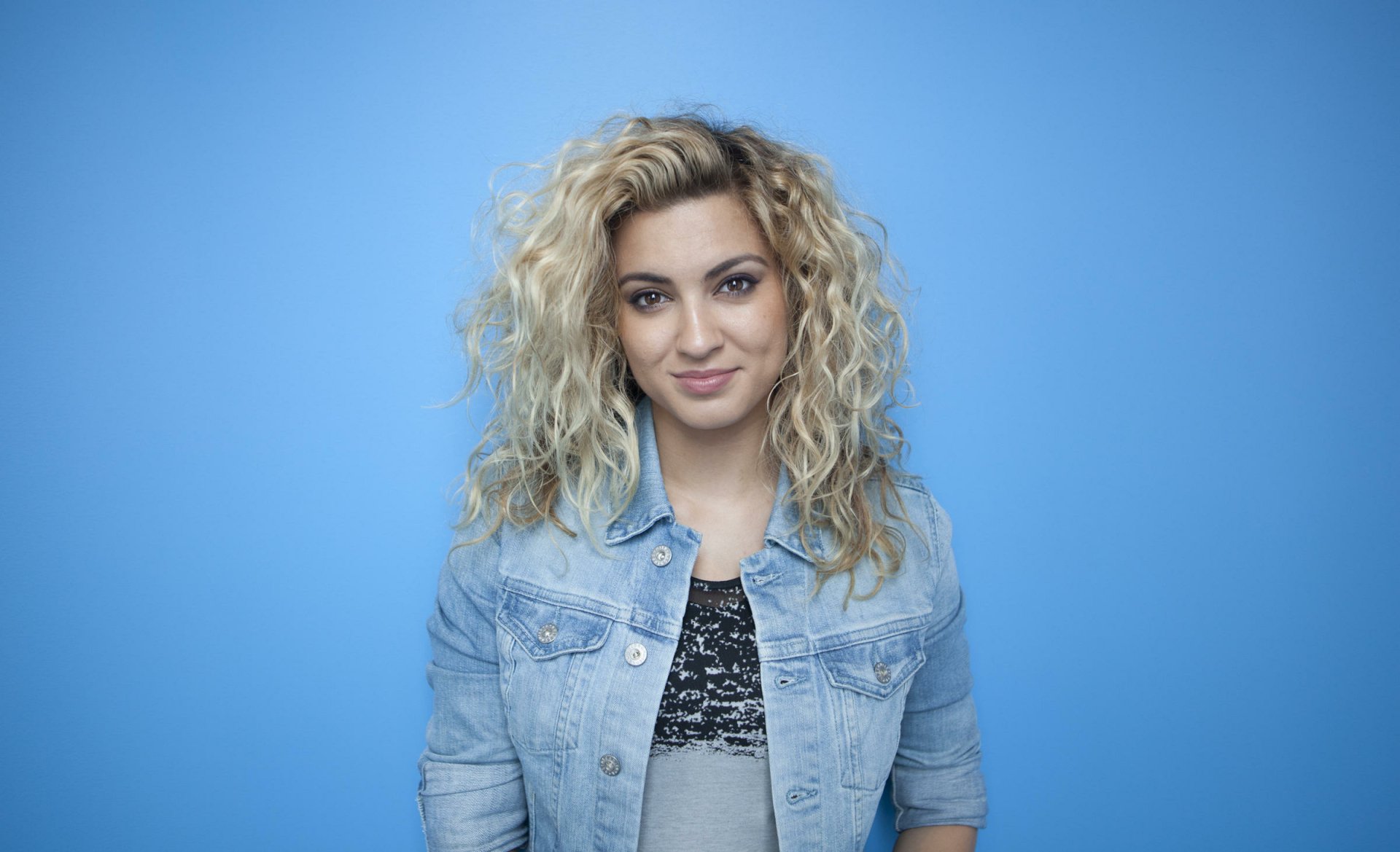 Tori Kelly HD Wallpaper