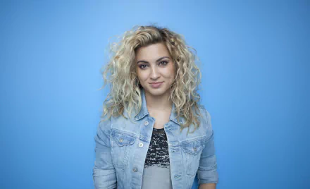 HD wallpaper featuring Tori Kelly in a denim jacket against a blue background.