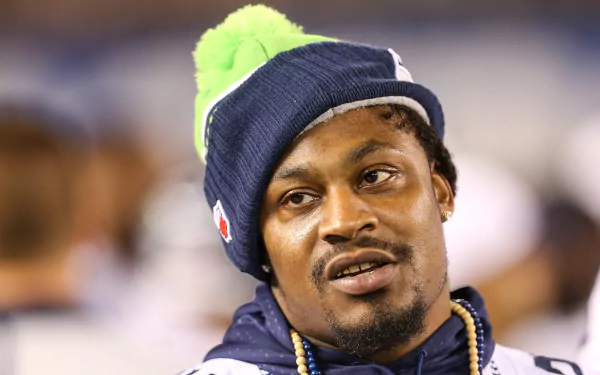HD desktop wallpaper featuring Seattle Seahawks player Marshawn Lynch in team beanie.