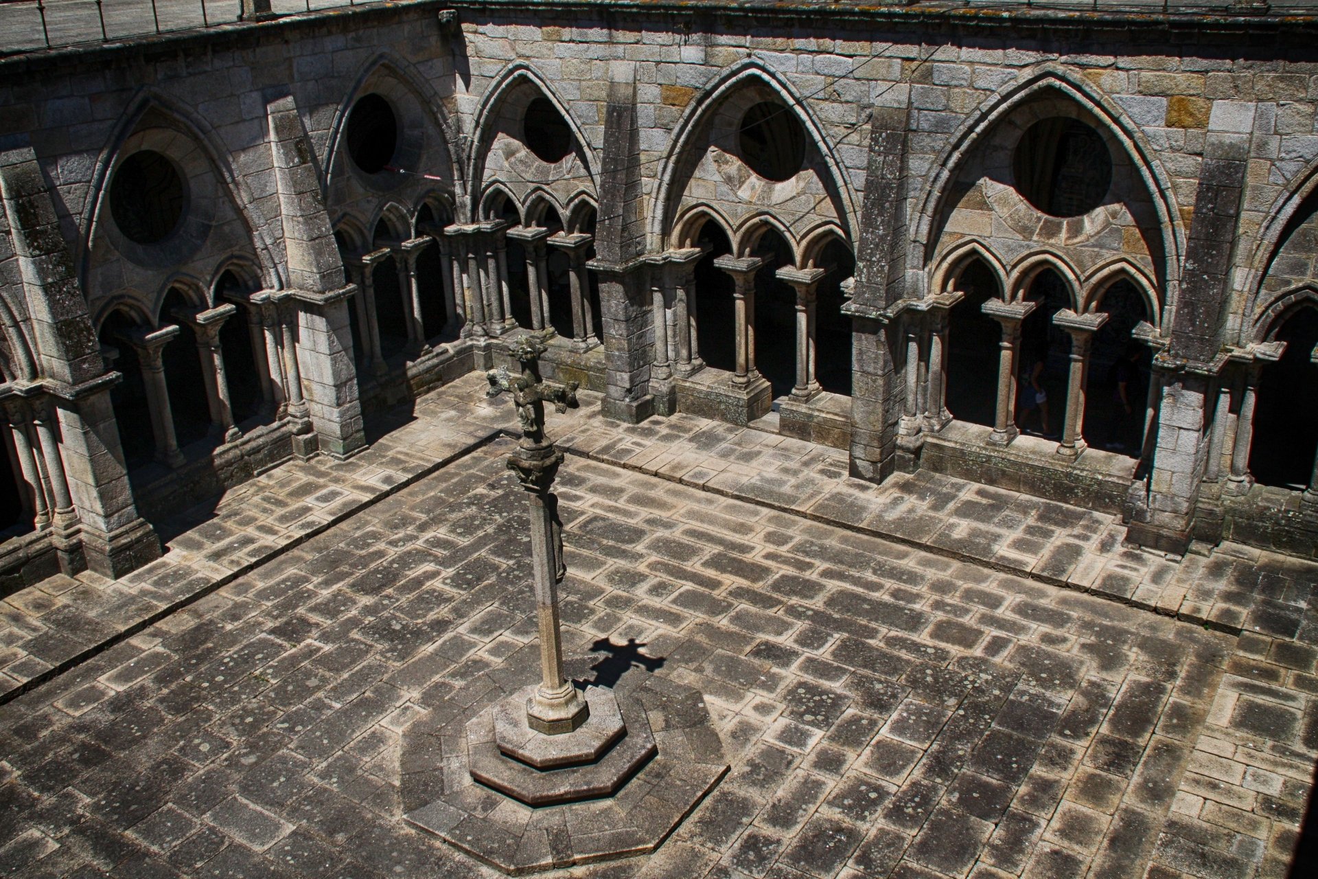 Cloister of the cathedral Oporto by LANC