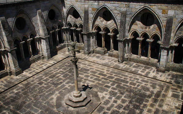  Cloister of the cathedral Oporto