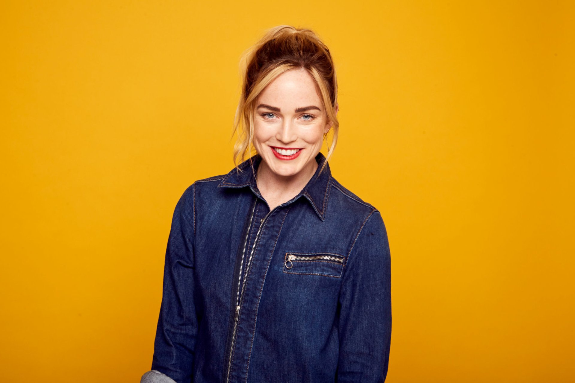 Download Lipstick Smile Face Blue Eyes American Blonde Actress Celebrity Caity Lotz HD Wallpaper