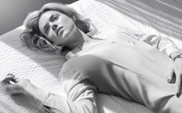 British lying down Black & White monochrome woman Erin Richards HD Desktop Wallpaper | Background Image
