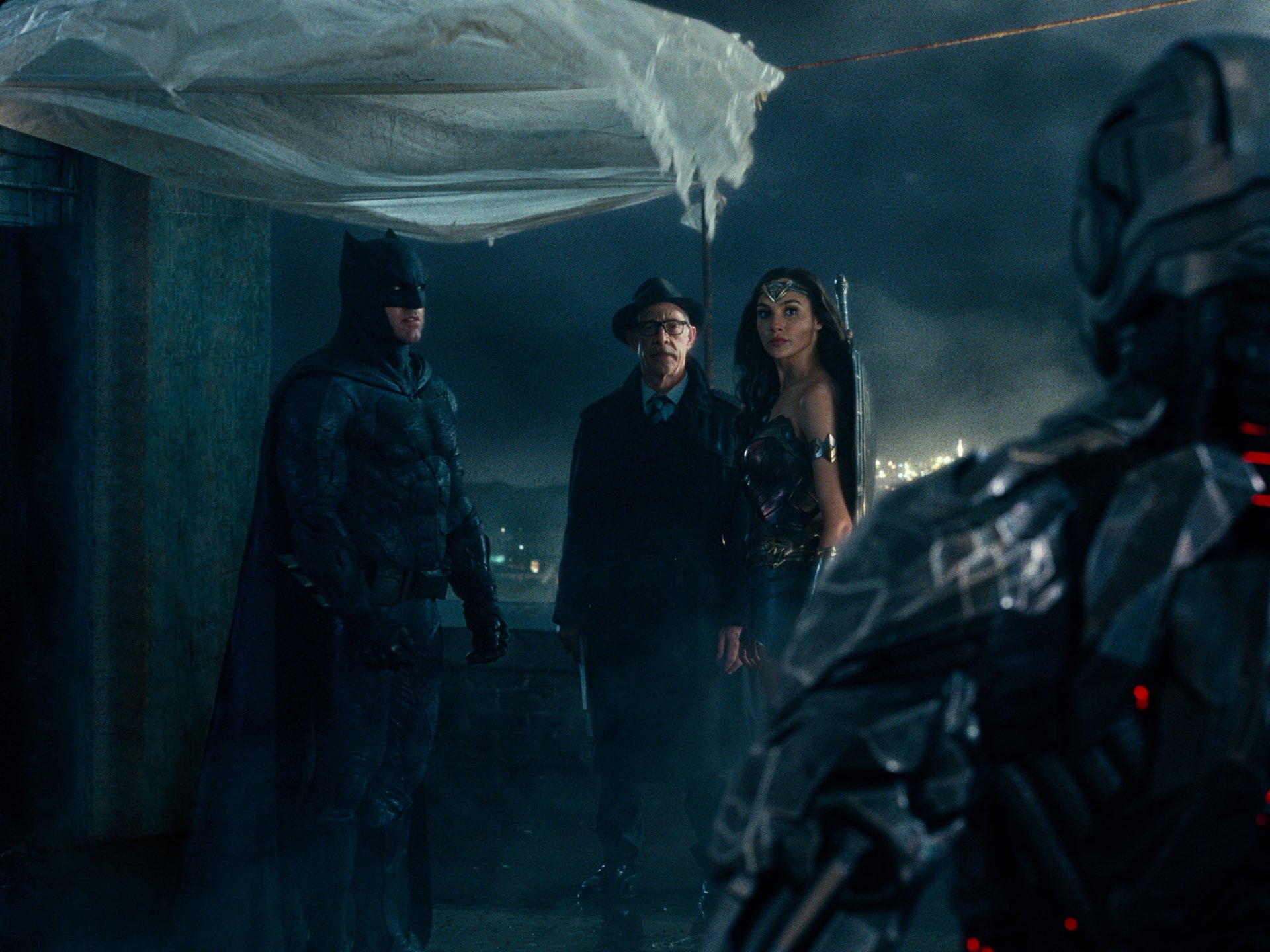 HD desktop wallpaper featuring Batman (Ben Affleck), Commissioner Gordon (J.K. Simmons), and Wonder Woman (Gal Gadot) from the Justice League movie.