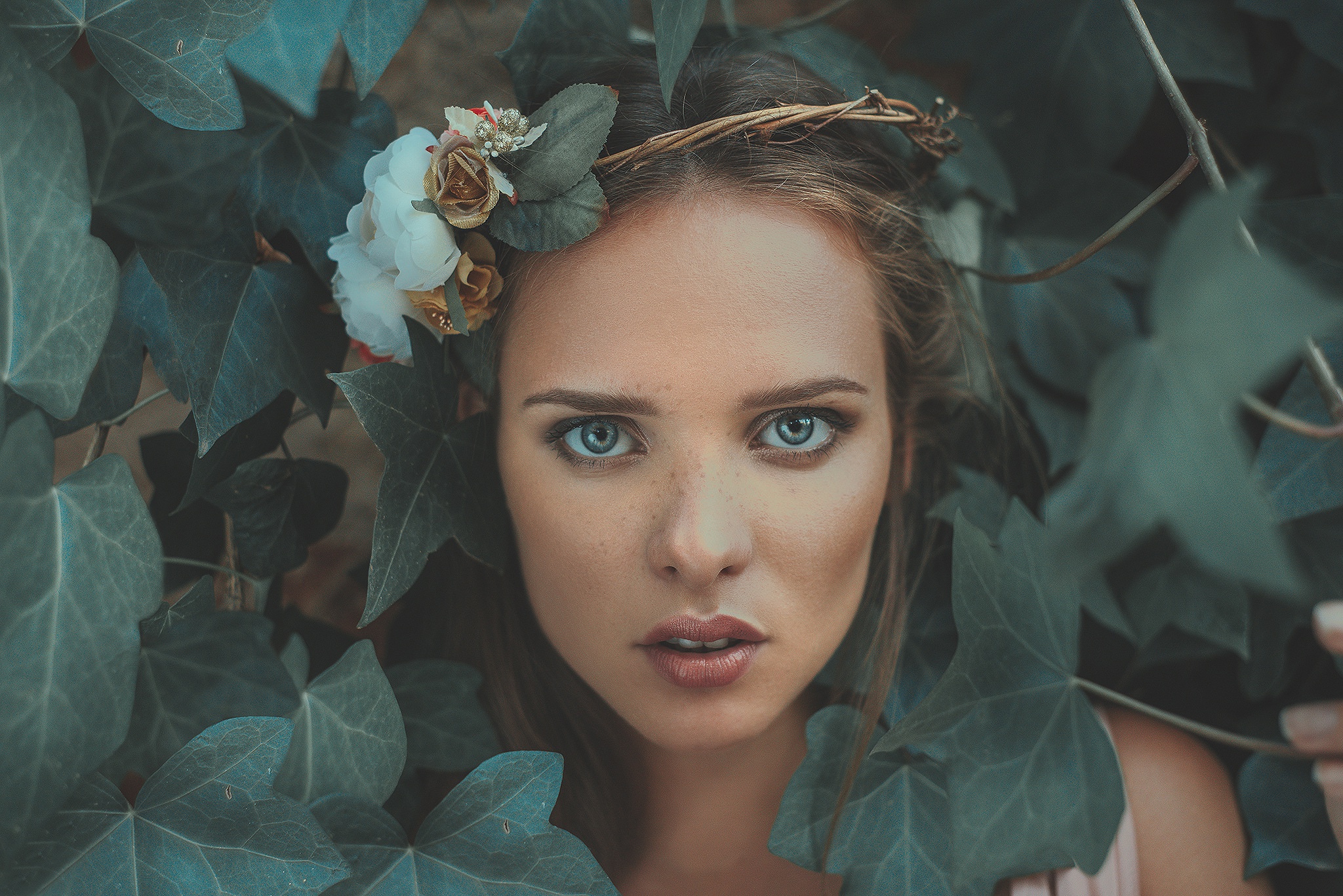 Download Leaf Wreath Ivy Blue Eyes Brunette Model Woman Face Hd