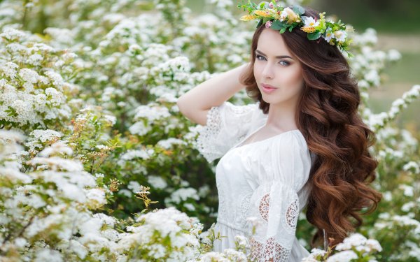 Femmes Top Model Top Modèls Long Hair Brune Curl Blue Eyes Fleur White Flower Depth Of Field Wreath Fond d'écran HD | Image