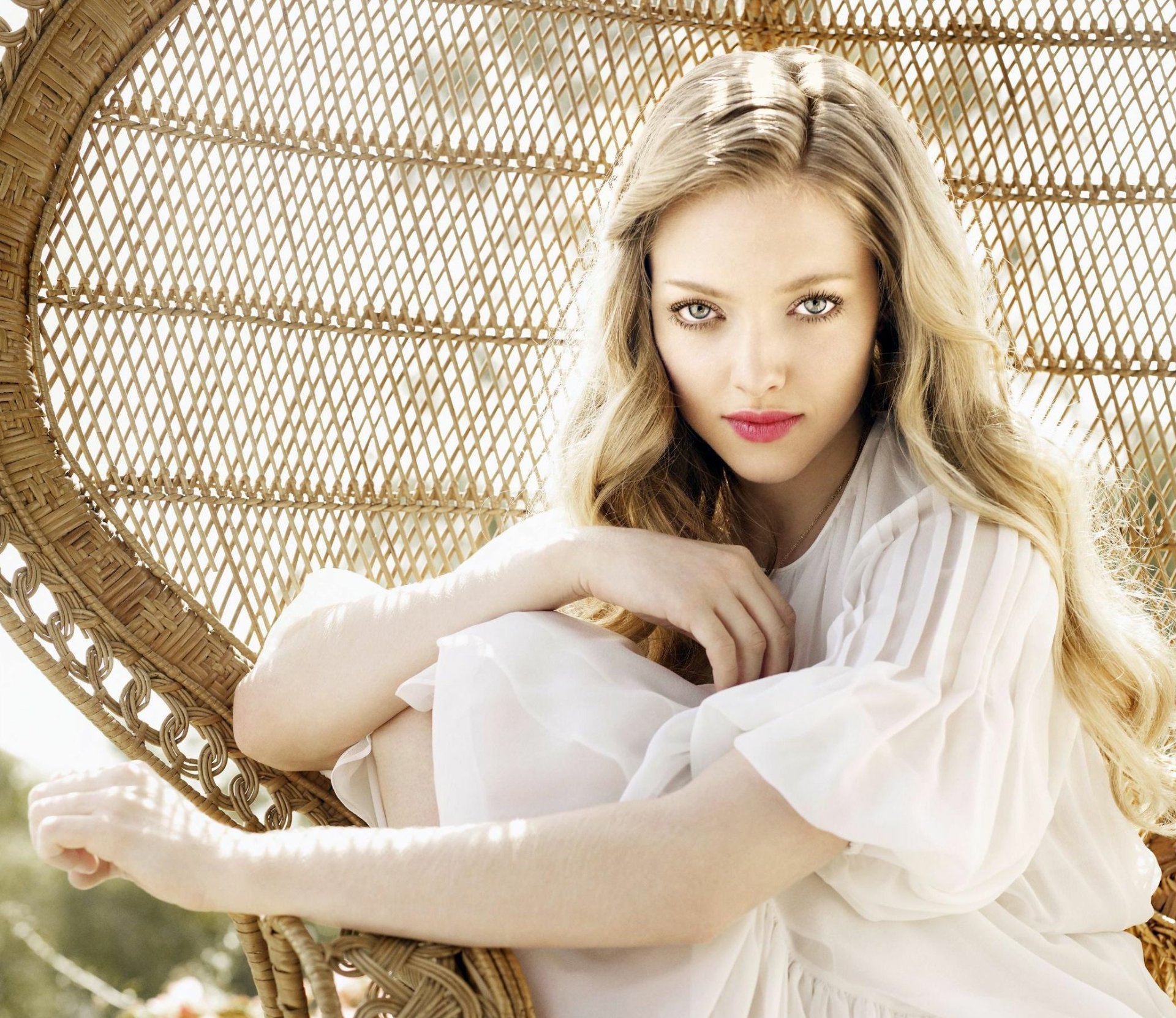 Download White Dress Close-up Face Lipstick Blonde Actress Celebrity Amanda Seyfried HD Wallpaper