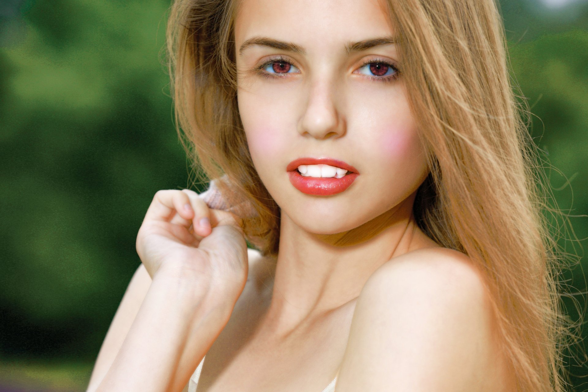 Download Face Blonde Red Eyes Lipstick Model Woman Elle Tan 4k Ultra Hd Wallpaper