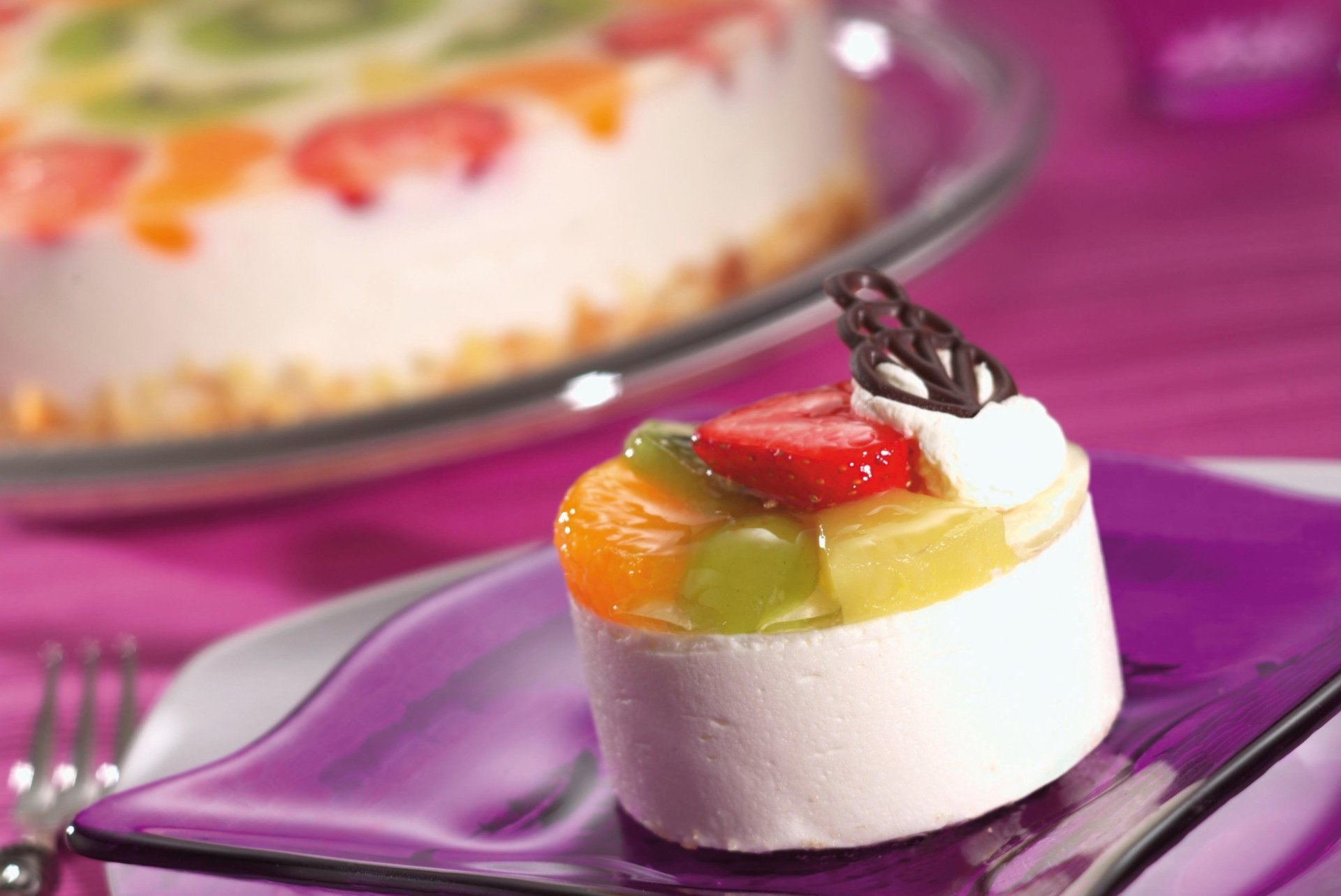 A vibrant 4K Ultra HD desktop wallpaper featuring a close-up of a colorful fruit-topped pastry dessert on a glossy purple plate.