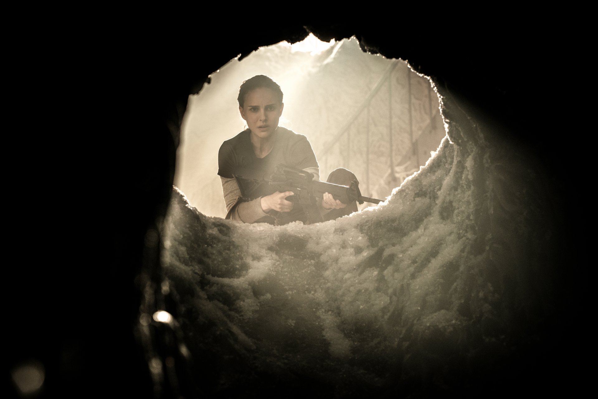 HD wallpaper featuring a character played by Natalie Portman peering through an opening, from the film Annihilation.