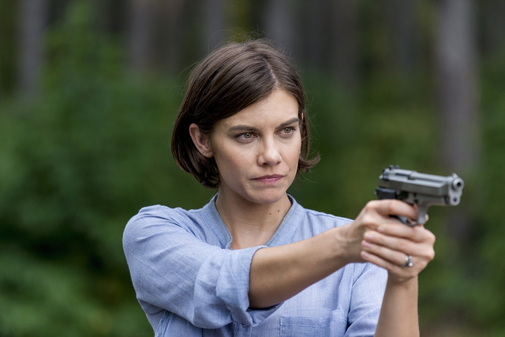 Lauren Cohan as Maggie Greene in The Walking Dead aims a handgun, captured in a sharp 4K Ultra HD PC desktop wallpaper.