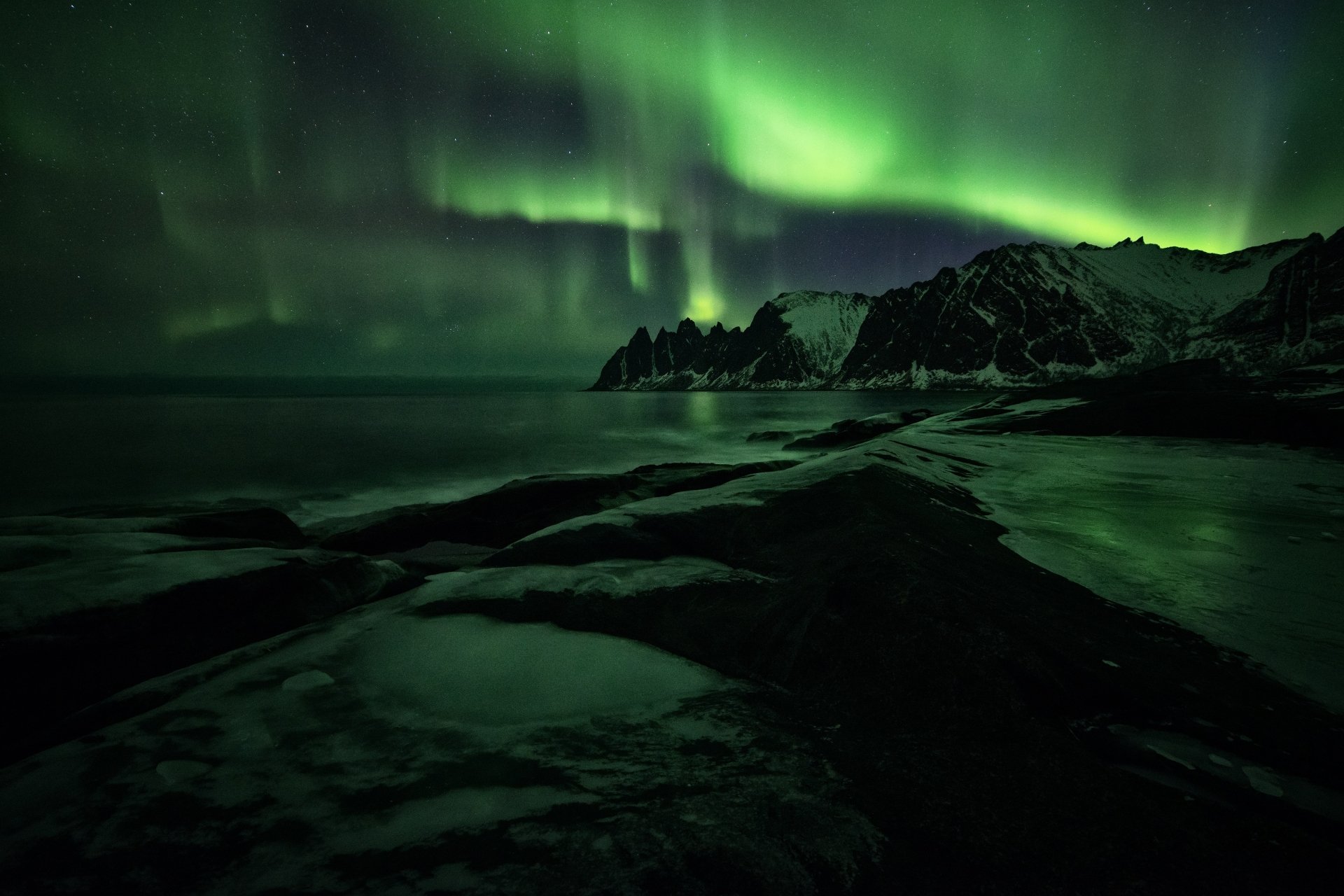 Aurora Borealis Over Winter Night Sky – 4K Ultra HD Nature Wonder ...