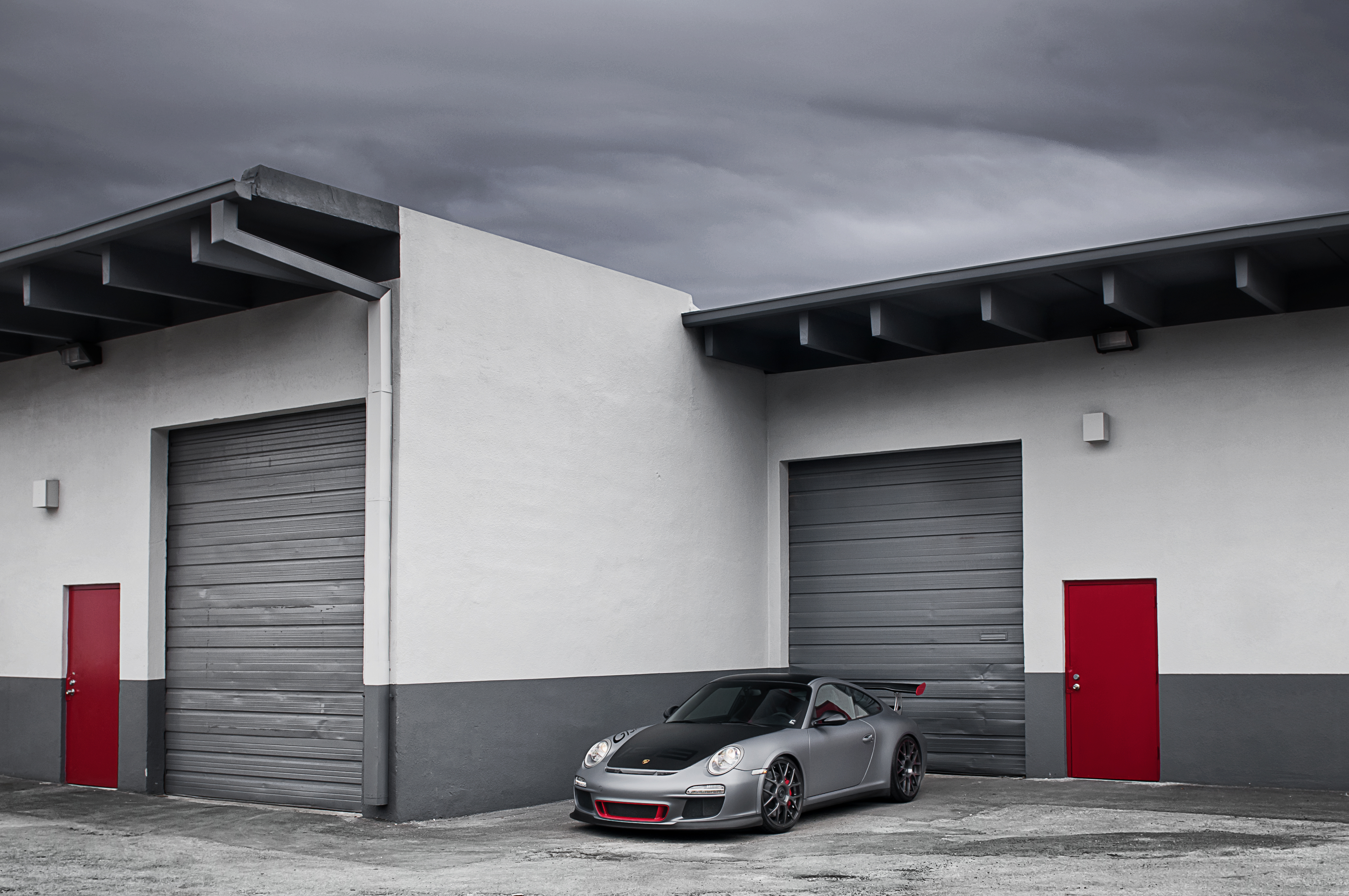 Машина едет гаражами. Порше 911 в гараже. Gt3 Porsche Garage. Porsche 911 gt1. Красивый гараж.