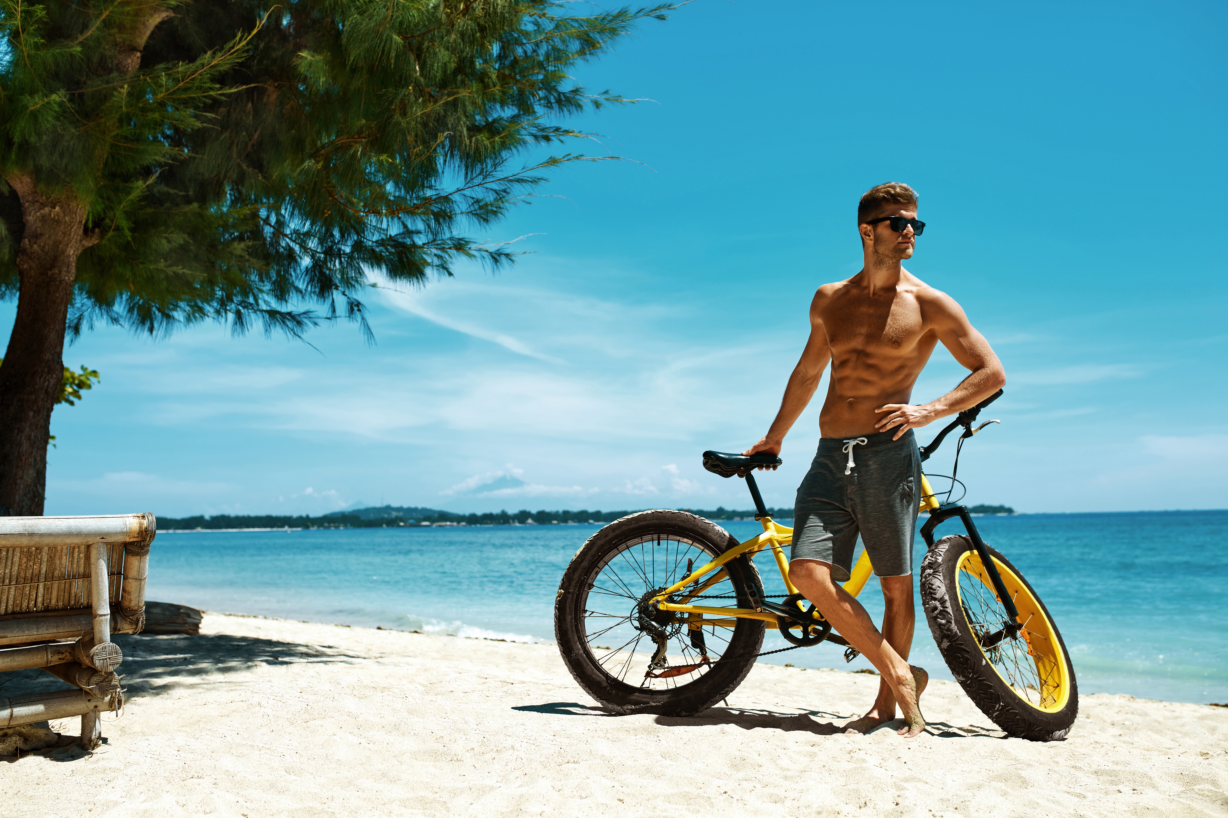 Накаченный велосипед. Мужчина на велосипеде. Велосипед море. Море пляж велосипед. Мужчина на отдыхе.