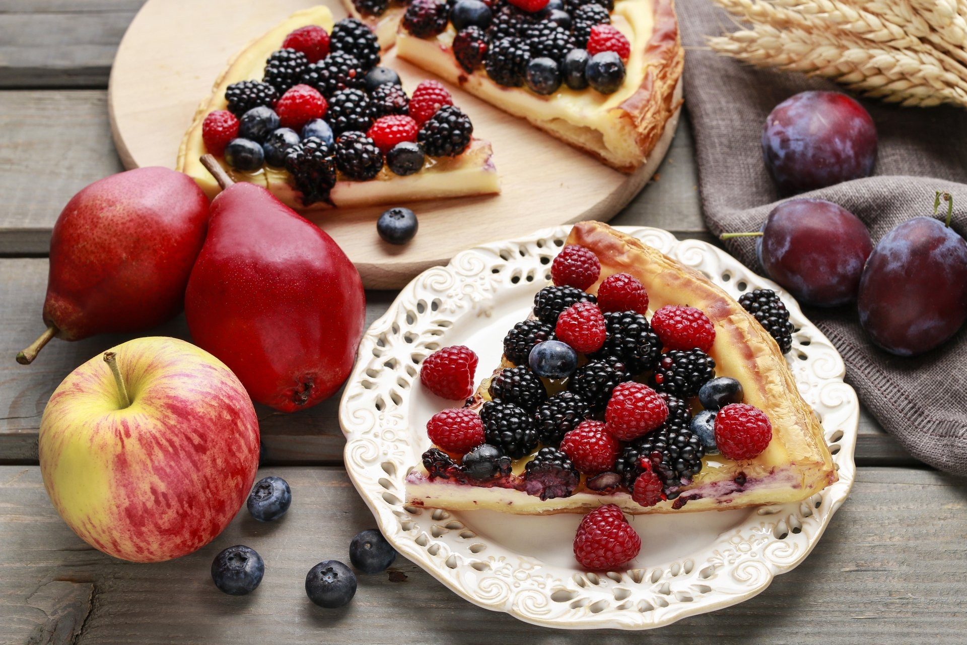 A 4K Ultra HD desktop wallpaper featuring a still life of fruit tart topped with raspberries, blackberries, blueberries, surrounded by plums, pears, and an apple.
