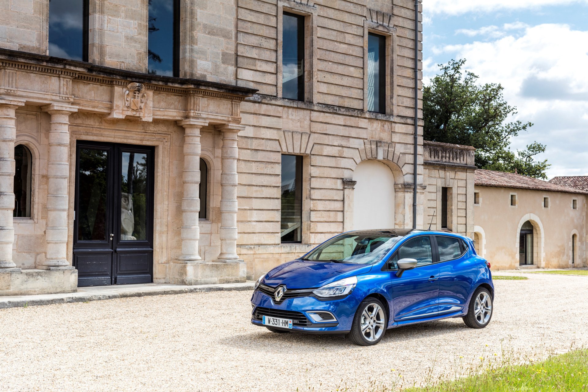 Download Compact Car Car Renault Vehicle Renault Clio 4k Ultra HD Wallpaper