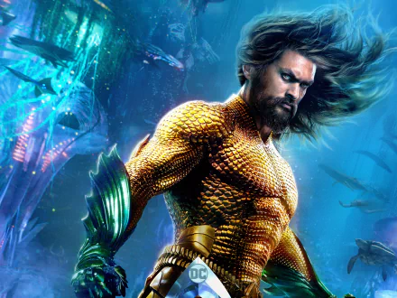 Aquaman movie 2K Quad HD PC desktop wallpaper: bearded, armored hero in golden scaled suit underwater amid glowing sea creatures.