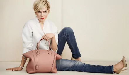  Michelle Williams with a Louis Vuitton Handbag