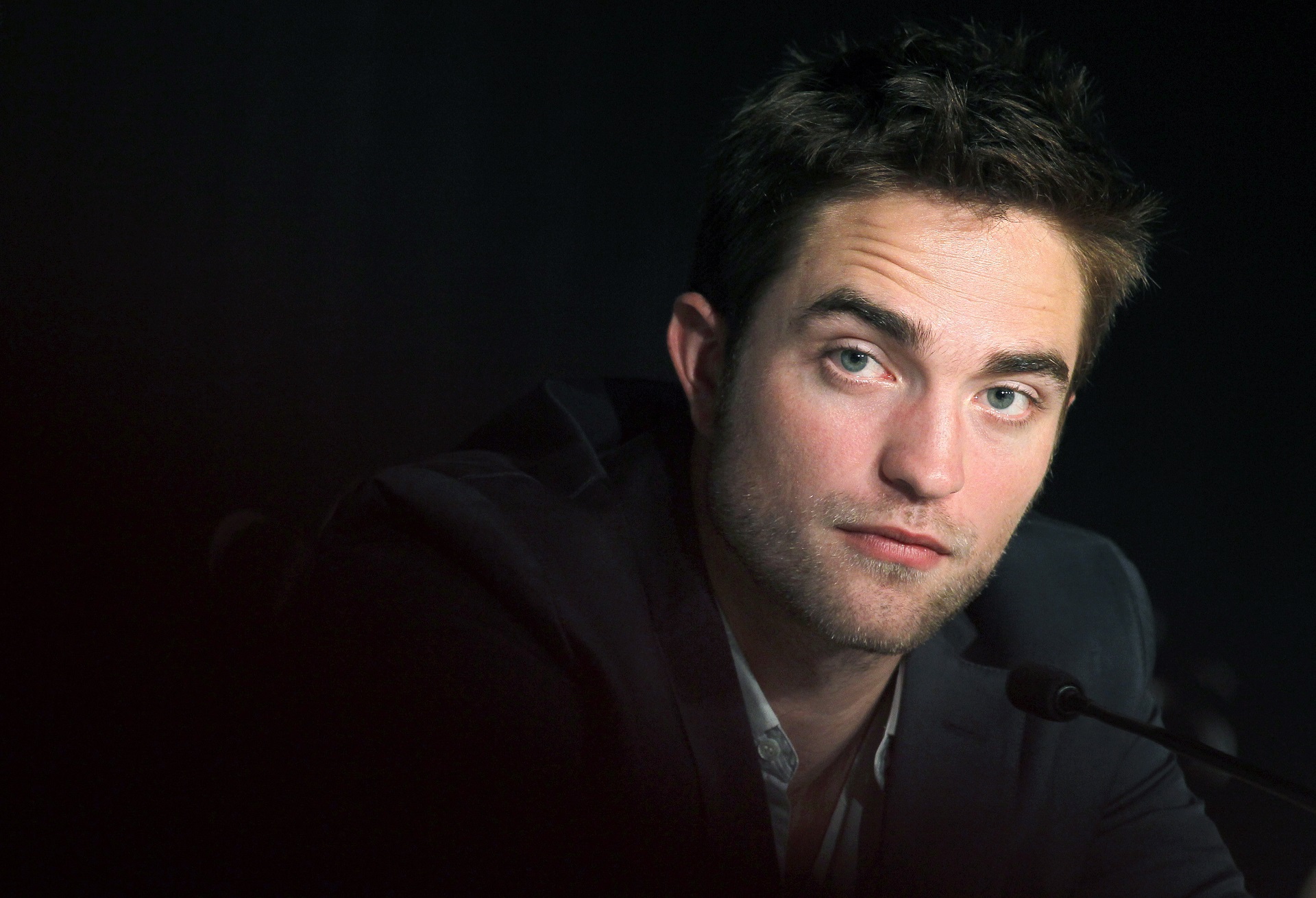 Celebrity Robert Pattinson HD Wallpaper | Background Image
